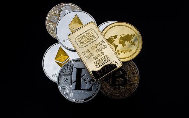 Was ist Contango im Trading und wie nutzen Sie es profitabel für Ihre Handelsstrategie? Gold Barren mit Cryptomünzen - Symbolbild