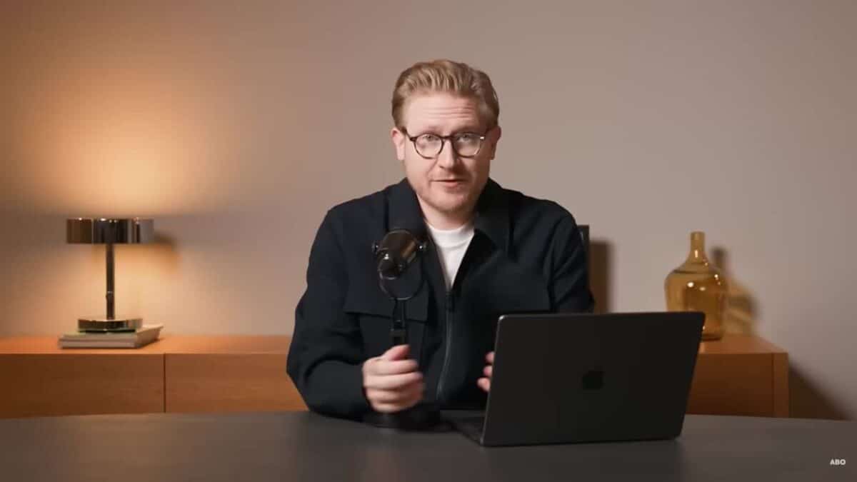 Mario Lochner – Finanzexperte, Autor und YouTube (2026) mario lochner vor einer grauen wand nimmt ein neues youtube video auf, mit mikrofon und laptop