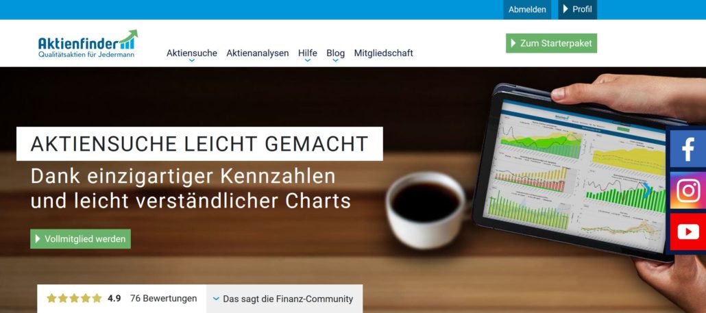 Aktienfinder.net – Erfahrungen, Kosten und Vergleich (2026) Screenshot der Webseite Aktienfinder.net mit der Überschrift 'Aktiensuche leicht gemacht'. Ein Tablet mit Finanzcharts wird gehalten, daneben eine Tasse Kaffee. Links eine Bewertung von 4,9 Sternen aus 76 Bewertungen, rechts Social-Media-Icons für Facebook, Instagram und YouTube.