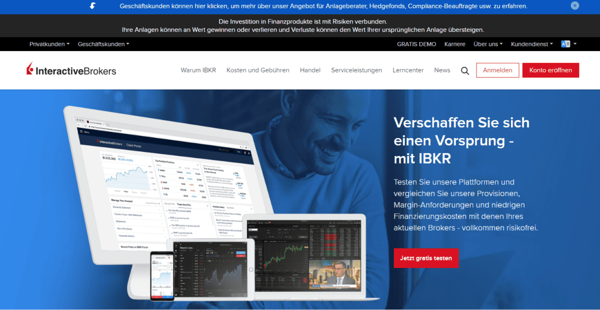 Interactive Brokers (IBKR)– der ultimative Guide zum größten Online-Broker der Welt (2026) Screenshot der Interactive Brokers Website mit der Überschrift 'Verschaffen Sie sich einen Vorsprung – mit IBKR'. Ein lächelnder Mann im Hintergrund und verschiedene Geräte (Laptop, Tablet, Smartphone) mit der Trading-Plattform von IBKR. Roter Button mit der Aufschrift 'Jetzt gratis testen'. Unten der Hinweis: 'Hier kannst du dich für ein Demokonto bei Interactive Brokers anmelden