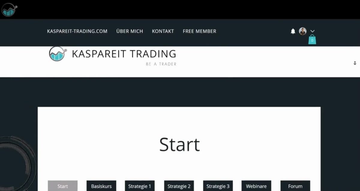 Trading Ausbildung von Kaspareit Trading - der Basiskurs. Screenshot der Webseite Kaspareit Trading. Das Menü oben enthält die Optionen 'KASPAREIT-TRADING.COM', 'ÜBER MICH', 'KONTAKT' und 'FREE MEMBER'. Darunter das Logo von Kaspareit Trading mit dem Slogan 'BE A TRADER'. In der Mitte steht 'Start' als Überschrift. Unterhalb sind verschiedene Navigationsbuttons zu sehen, darunter 'Basiskurs', 'Strategie 1', 'Strategie 2', 'Strategie 3', 'Webinare' und 'Forum'. Eine Beschreibung unter dem Bild erklärt, dass die Ausbildung in verschiedene Module unterteilt ist.