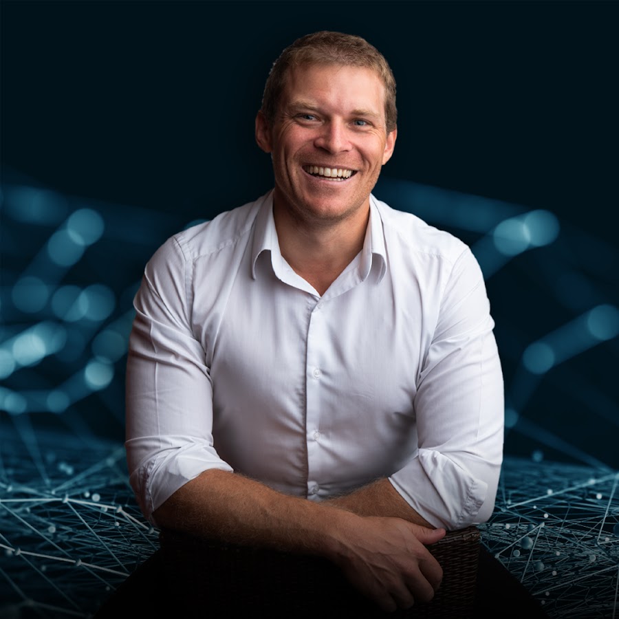 Dr Julian Hosp ist ehemaliger Chirurg, Profi-Surfer und mittlerweile Krypto-Influencer mit einer eigenen Firma namens Bake