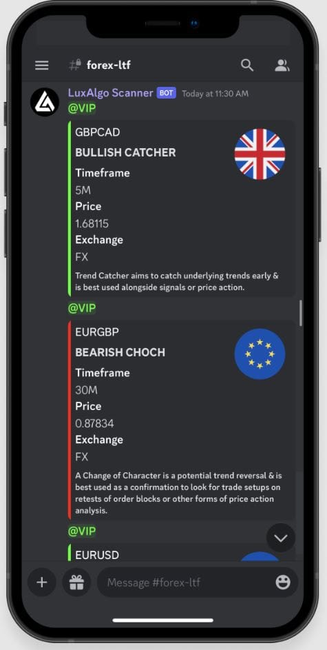 LuxAlgo TradingView Indikatoren vorgestellt (2026) Smartphone-Screenshot der LuxAlgo Discord-Gruppe. Der LuxAlgo Scanner-Bot zeigt Trading-Signale für Währungspaare wie GBPCAD und EURGBP an, inklusive Timeframe, Preis und Trendanalyse.