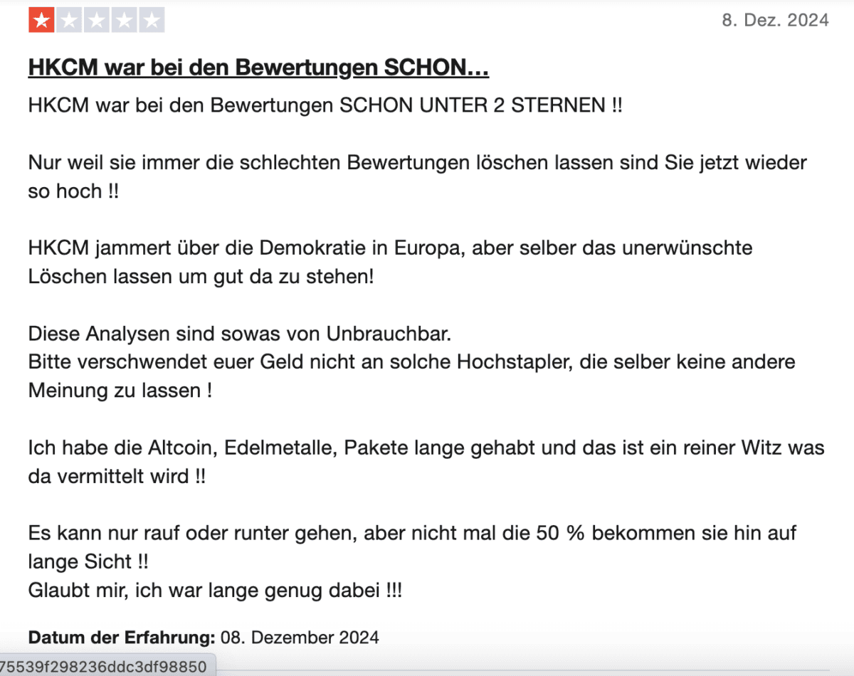 HKC Management Erfahrungen – Seriös oder doch fragwürdig? (2026) Screenshot einer 1-Stern-Bewertung zu HKCM auf Trustpilot. Der Rezensent kritisiert, dass das Unternehmen negative Bewertungen löschen lasse, seine Analysen als unbrauchbar bezeichnet und davor warnt, Geld in Altcoin- und Edelmetall-Pakete zu investieren.