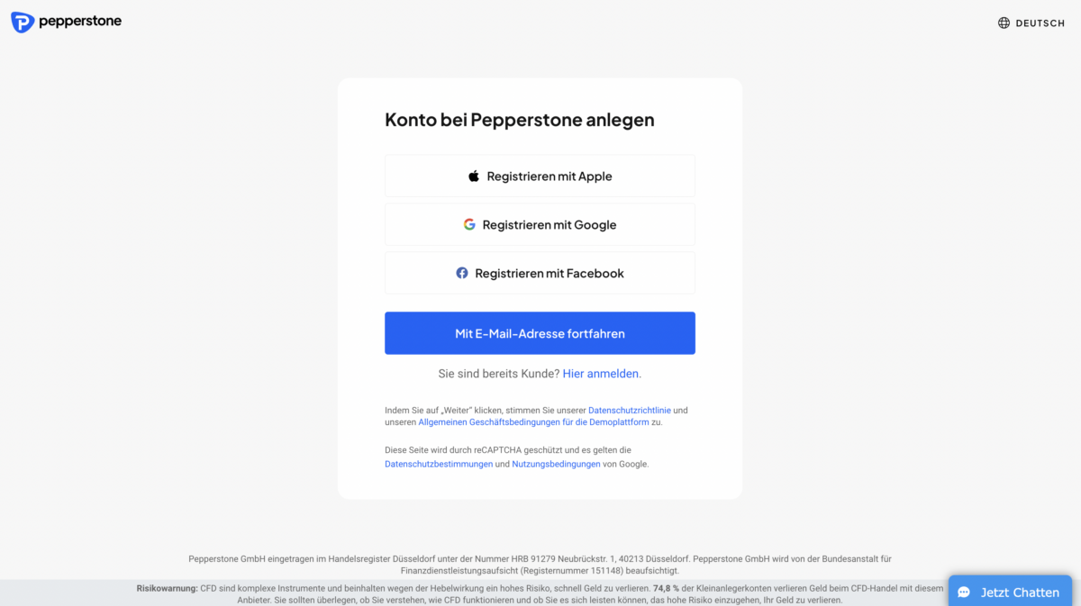 Trading Demokonto kostenlos und ohne Anmeldung (2026) Anmeldeseite für ein Pepperstone-Konto. Nutzer können sich mit Apple, Google oder Facebook registrieren oder mit einer E-Mail-Adresse fortfahren. Ein blauer Button mit der Aufschrift 'Mit E-Mail-Adresse fortfahren' befindet sich in der Mitte. Unten gibt es rechtliche Hinweise zur Datenschutzrichtlinie, den Geschäftsbedingungen und eine Risikowarnung zum CFD-Handel.