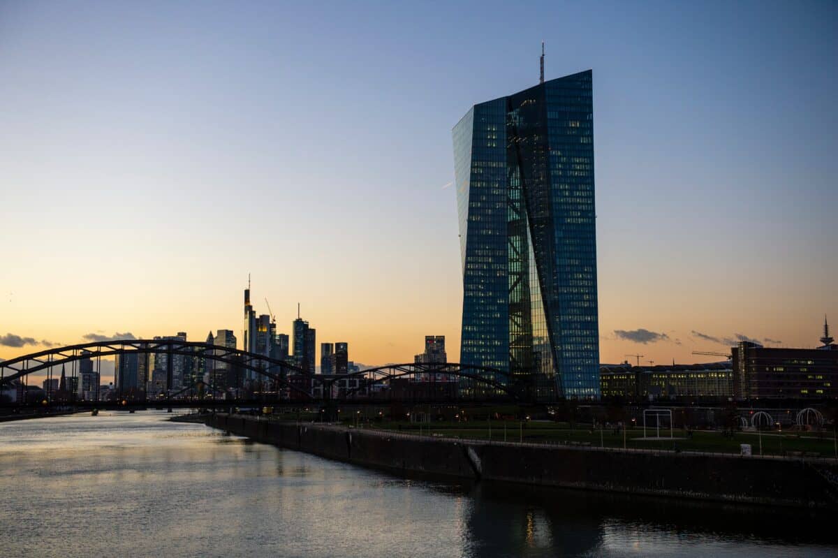EZB Zinsentscheid (2026) – Ein aktueller Leitfaden: Was Sie wissen müssen Das Bild zeigt den Hauptsitz der EZB in Frankfurt, wo der Zinsentscheid stattfindet.