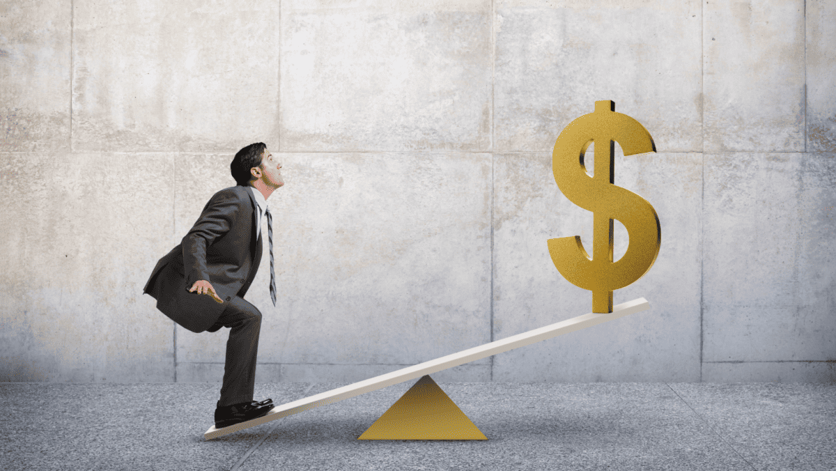 Erfolgreich Forex Trading lernen: Schritt-für-Schritt zum Erfolg (2026) Das Bild zeigt eine Wippe. Auf der linken Seite steht ein Mann und auf der rechten Seite ein Dollarzeichen. Es soll die Hebelwirkung beim Forex-Handel verdeutlichen.