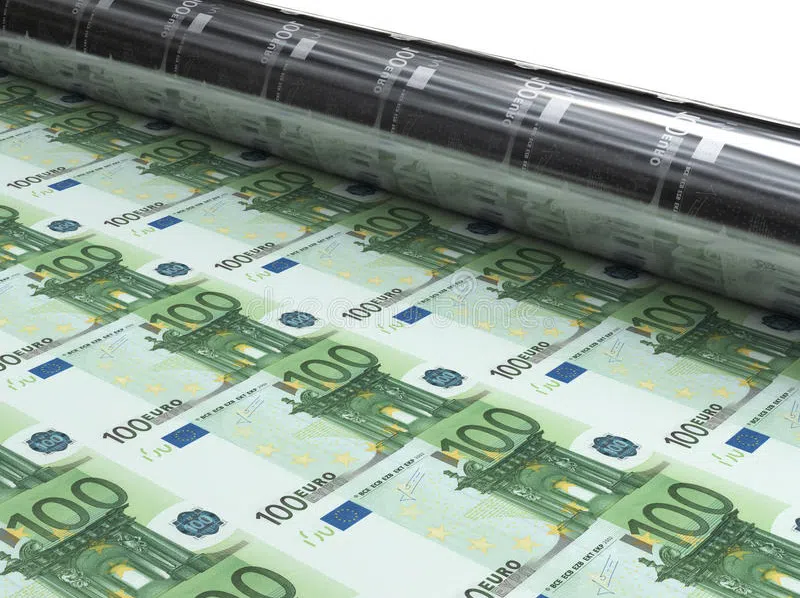 Euro, US-Dollar und Co.: Was ist Fiatgeld? (2026) Das Bild zeigt eine Gelddruckmaschine, die soeben Einhundert-Euroscheine druckt.