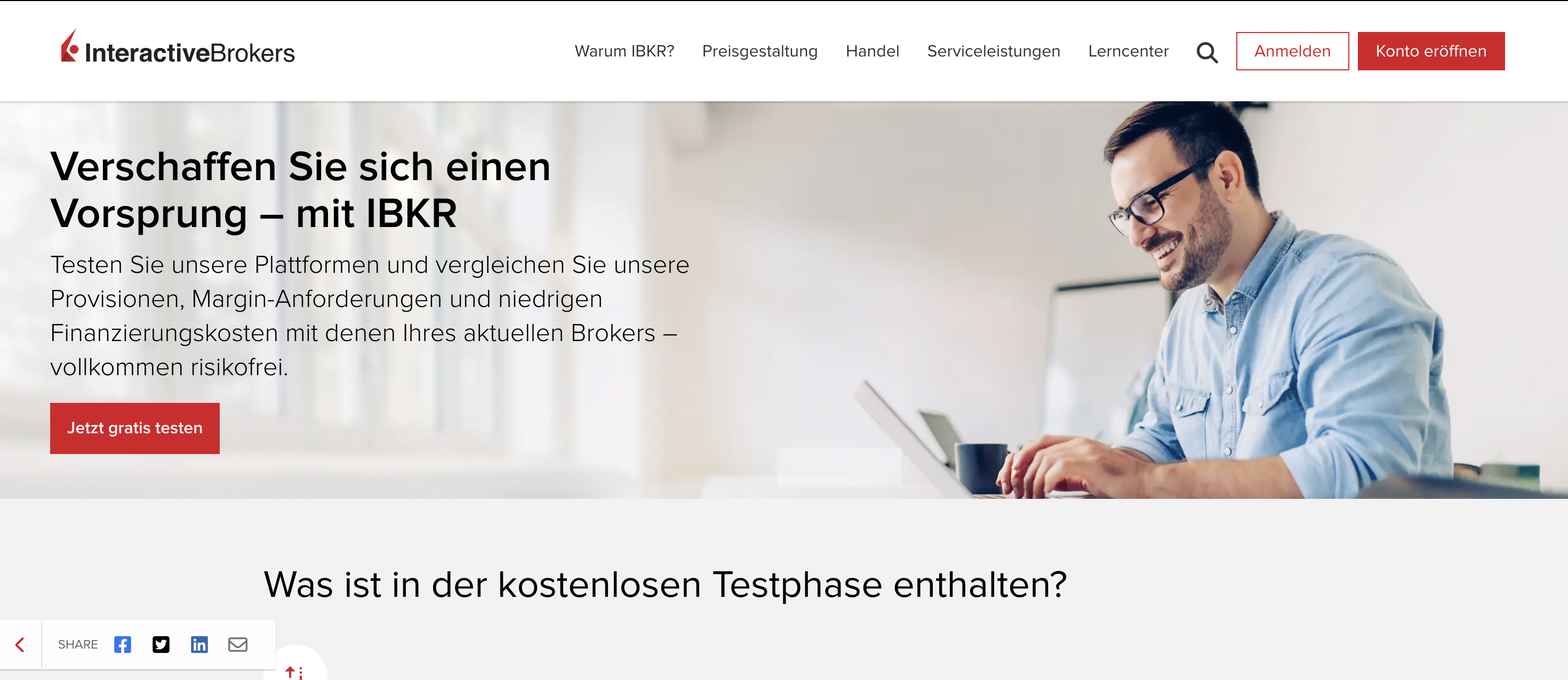 Trading Demokonto kostenlos und ohne Anmeldung (2026) Ein lächelnder Mann mit Brille und blauem Hemd arbeitet an einem Laptop in einem modernen, hellen Büro. Links im Bild ist ein Werbetext von Interactive Brokers, der zur kostenlosen Testphase ihrer Plattform einlädt. Oben im Bild befindet sich das Navigationsmenü der Webseite