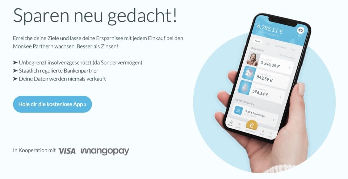 Werbung für die Monkee-App mit dem Slogan 'Sparen neu gedacht!'. Eine Hand hält ein Smartphone mit der geöffneten Monkee-App, die verschiedene Sparziele und Beträge anzeigt. Text hebt Vorteile wie insolvenzgeschütztes Sparen, staatlich regulierte Bankenpartner und Datenschutz hervor. Logos von VISA und Mangopay als Kooperationspartner.