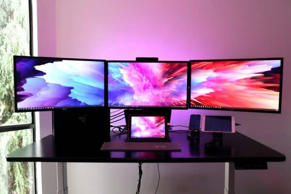So wählst du den besten und optimalen Trading-Monitor - der ulitmative Guide (2026) Das Bild zeigt ein Multi-Monitor-Trading-Setup mit 4 Bildschirmen.