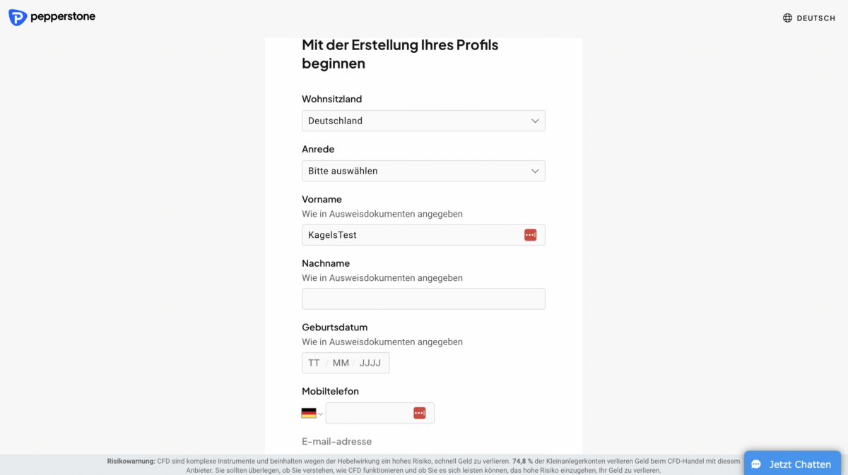 Trading Demokonto kostenlos und ohne Anmeldung (2026) Pepperstone-Registrierungsformular zur Profilerstellung. Nutzer müssen ihr Wohnsitzland, Anrede, Vorname, Nachname, Geburtsdatum, Mobiltelefonnummer und E-Mail-Adresse angeben. Unten befindet sich eine Risikowarnung zum CFD-Handel. Ein Chat-Symbol für den Kundensupport ist rechts unten sichtbar.
