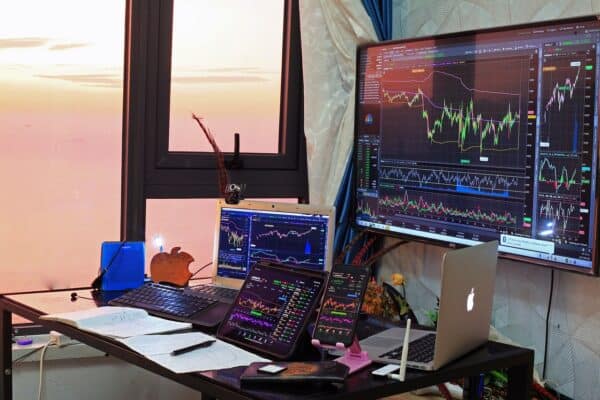 So wählst du den besten und optimalen Trading-Monitor - der ulitmative Guide (2026) Das Bild zeigt ein Trading-Setup mit verschiedenen Trading-Monitoren.