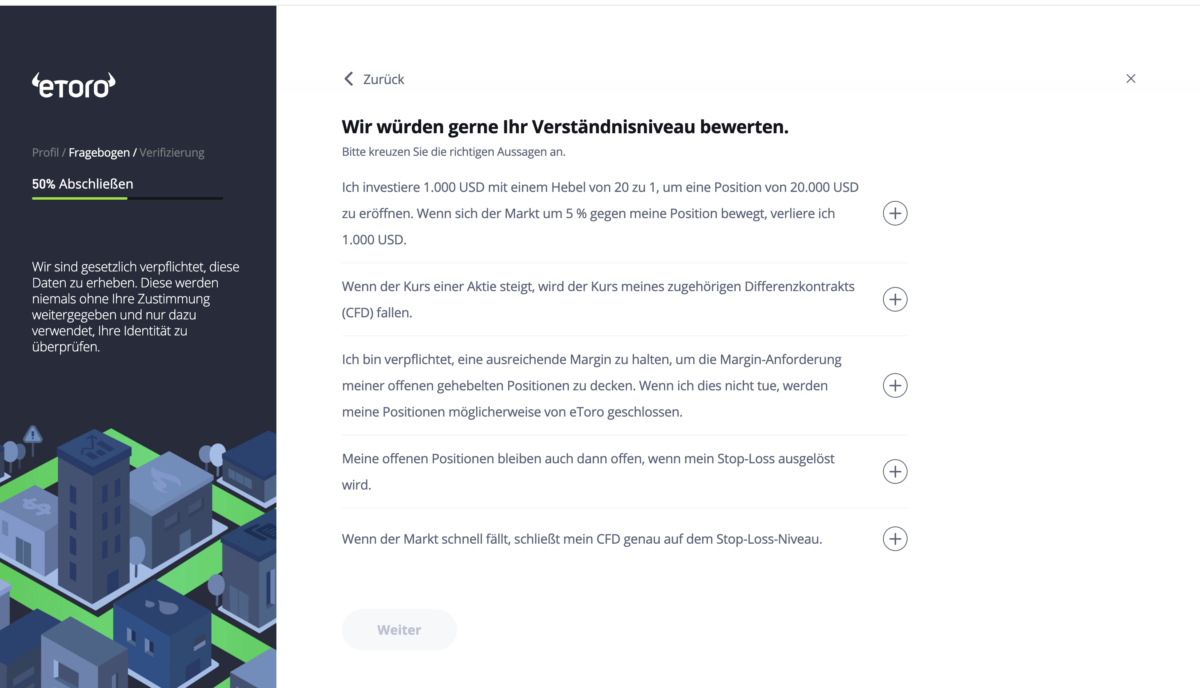 Trading Demokonto kostenlos und ohne Anmeldung (2026) eToro-Fragebogen zur Bewertung des Verständnisses für den Aktienhandel. Das Formular enthält mehrere Aussagen zu Hebelwirkung, Margin-Anforderungen, Stop-Loss und CFDs, die angekreuzt werden müssen. Links zeigt eine Illustration von Gebäuden mit Handels- und Finanzsymbolen. Ein Fortschrittsbalken oben links zeigt, dass die Verifizierung zu 50 % abgeschlossen ist.