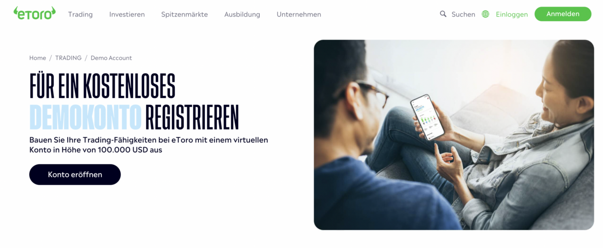 Trading Demokonto kostenlos und ohne Anmeldung (2026) eToro-Webseite mit einer Werbeanzeige für ein kostenloses Demokonto. Links steht ein großer Schriftzug mit der Aufforderung zur Registrierung für ein virtuelles Konto mit 100.000 USD. Darunter befindet sich ein schwarzer Button mit der Aufschrift 'Konto eröffnen'. Rechts im Bild sitzt eine lächelnde Frau mit Smartphone auf dem Sofa, während sie die eToro-App nutzt.